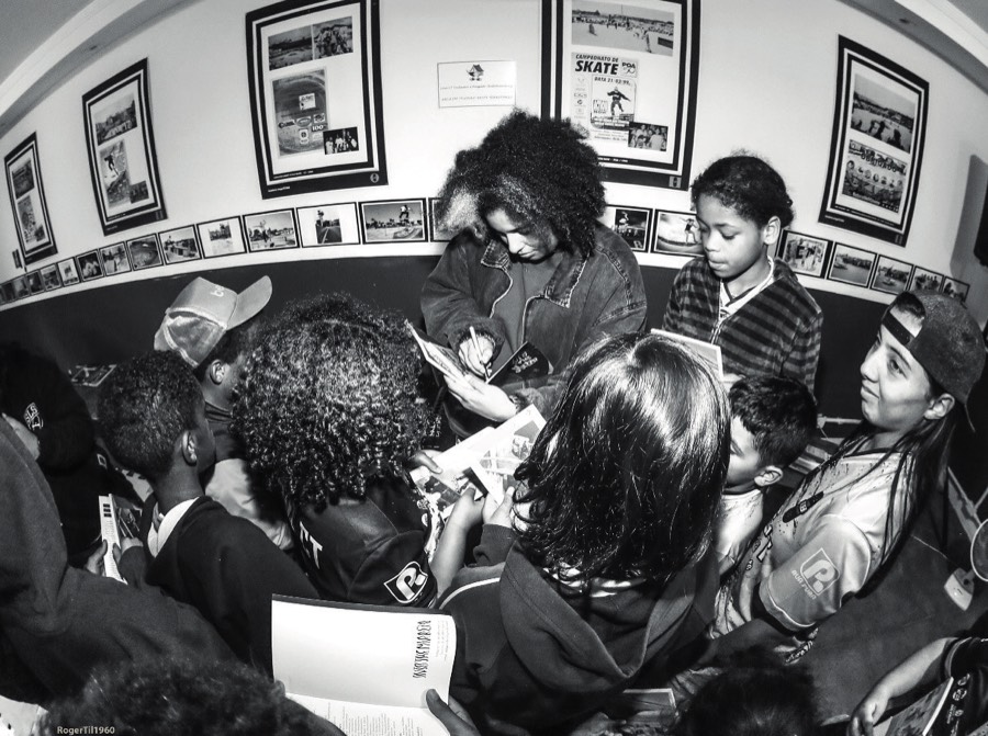 Crianças reunidas com fanzines na Casinha do Skate