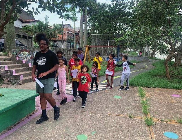 Crianças em atividade externa com educador