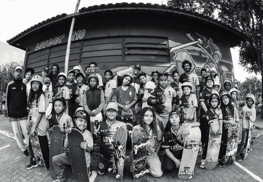 Time LOVE CT, crianças, jovens e educadores, em frente à Casinha do Skate