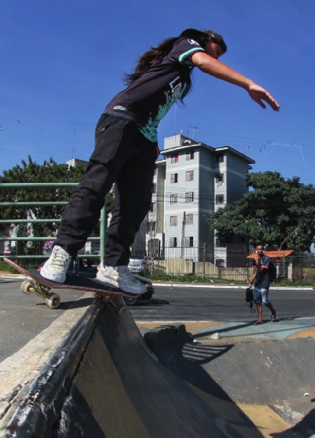 Skatista fazendo manobra em pista de Cidade Tiradentes