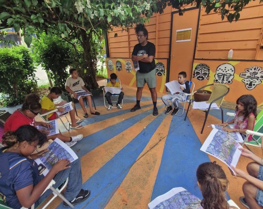 Crianças desenhando ao ar livre