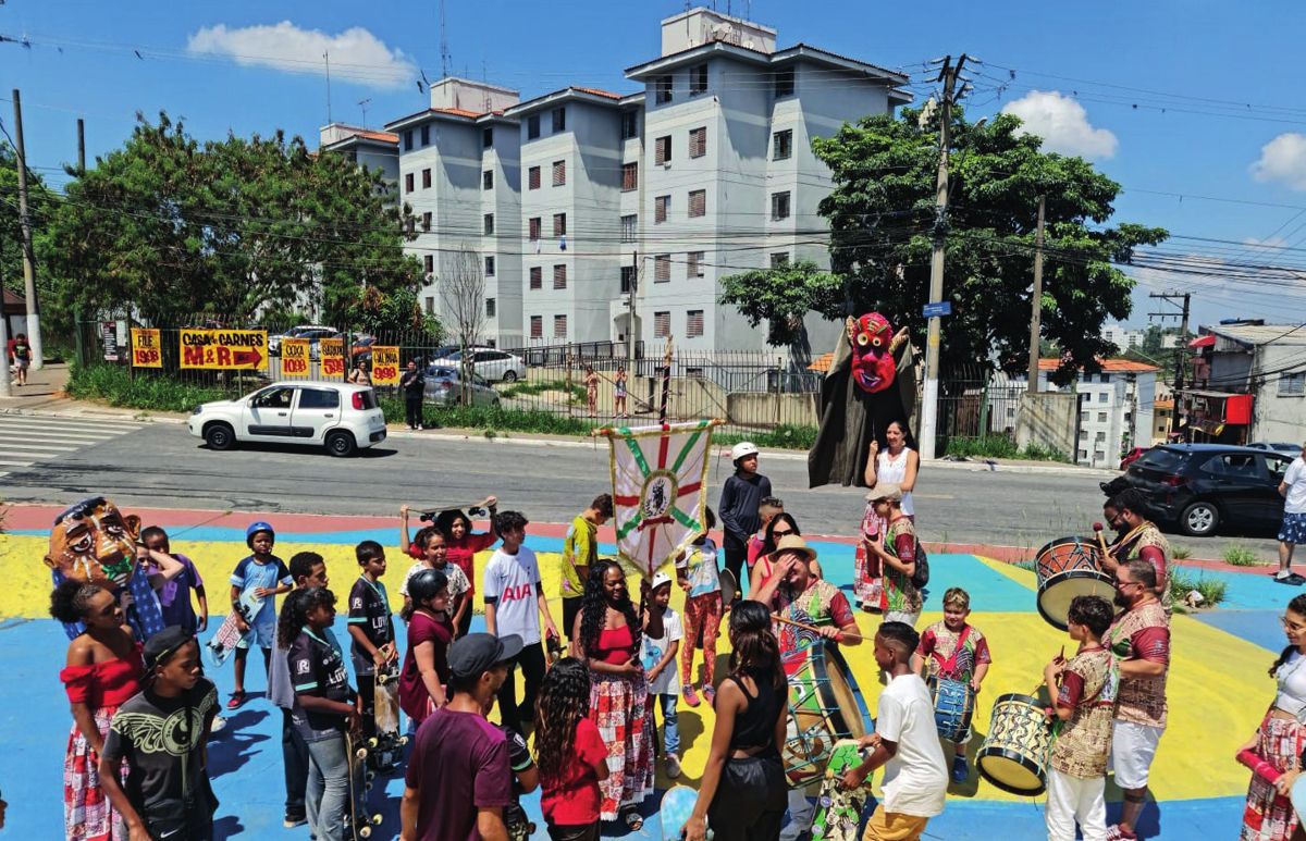 Crianças, jovens e educadores em atividade do Sarau na quadra pintada de Cidade Tiradentes