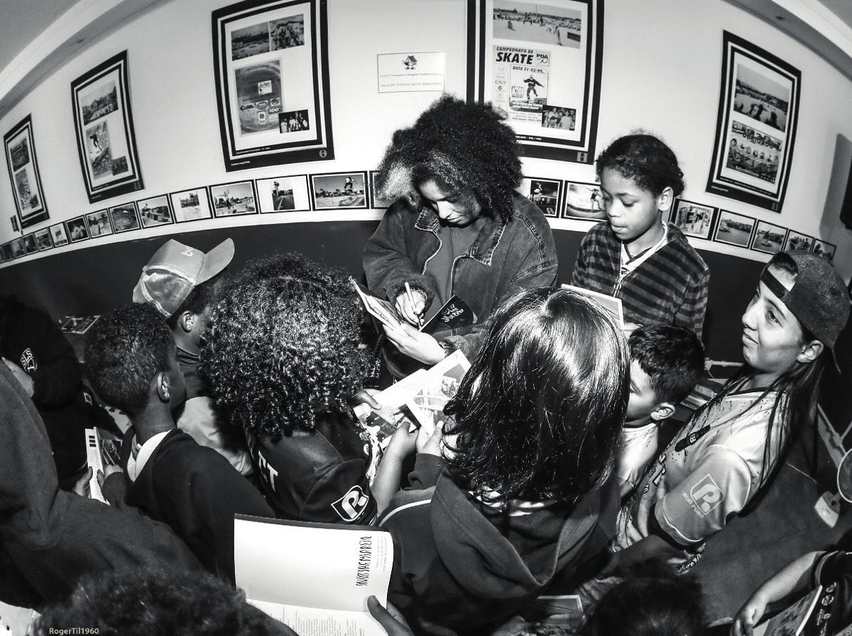 Crianças lendo fanzines