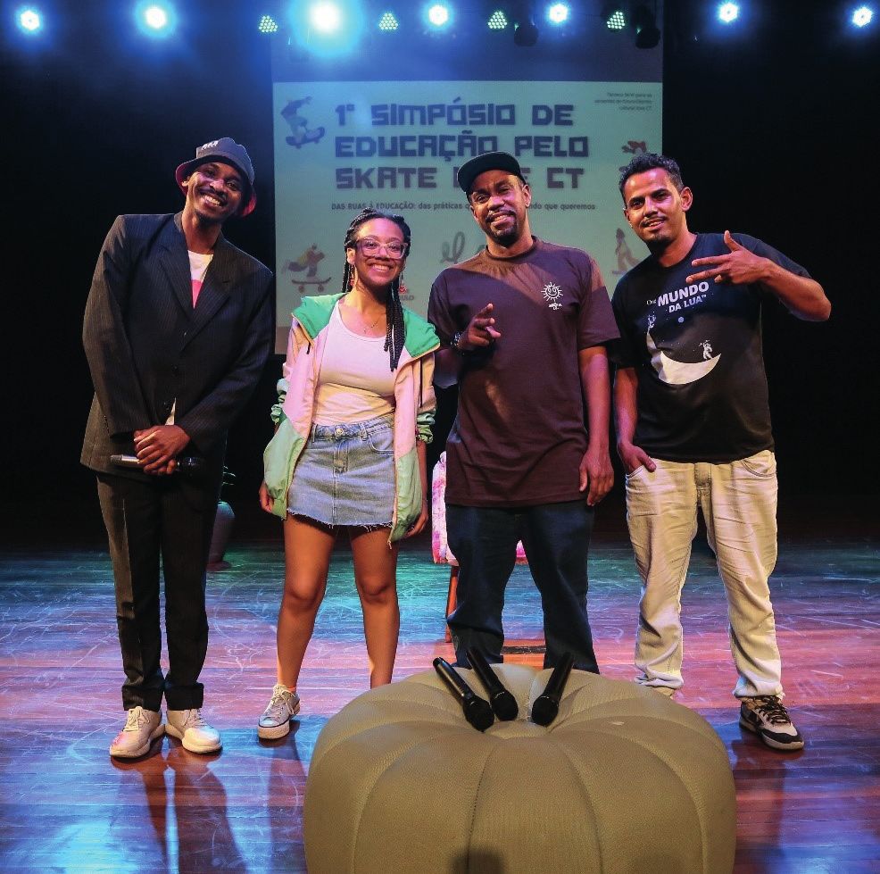 Palestrantes e equipe no palco
