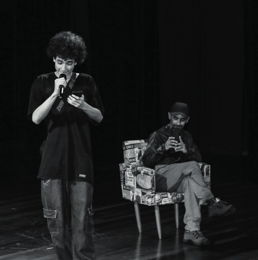 Sarau de poesias no palco, em preto e branco