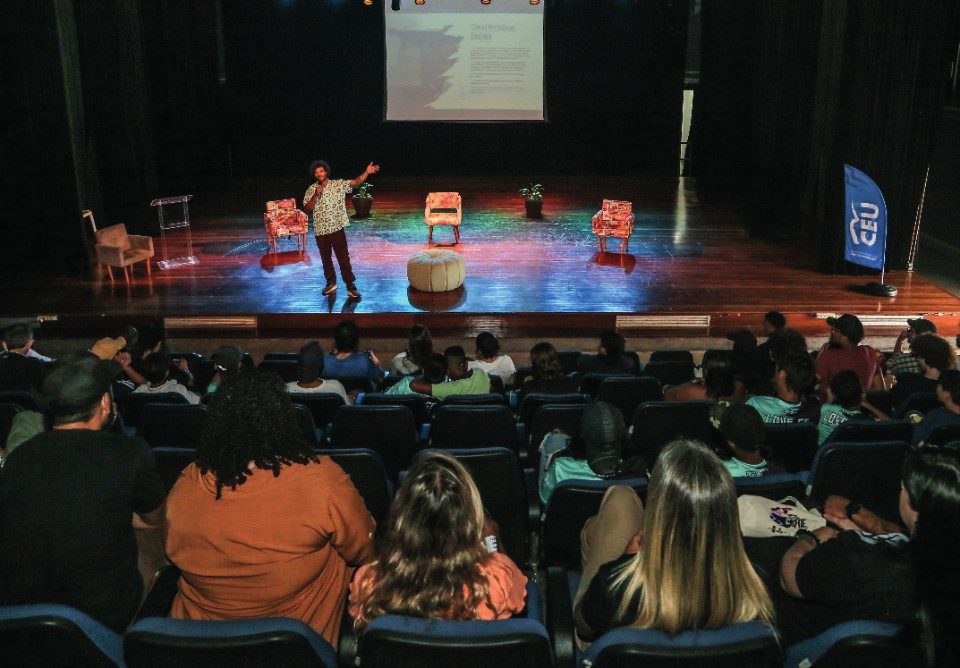 Público no teatro do CEU Inácio Monteiro