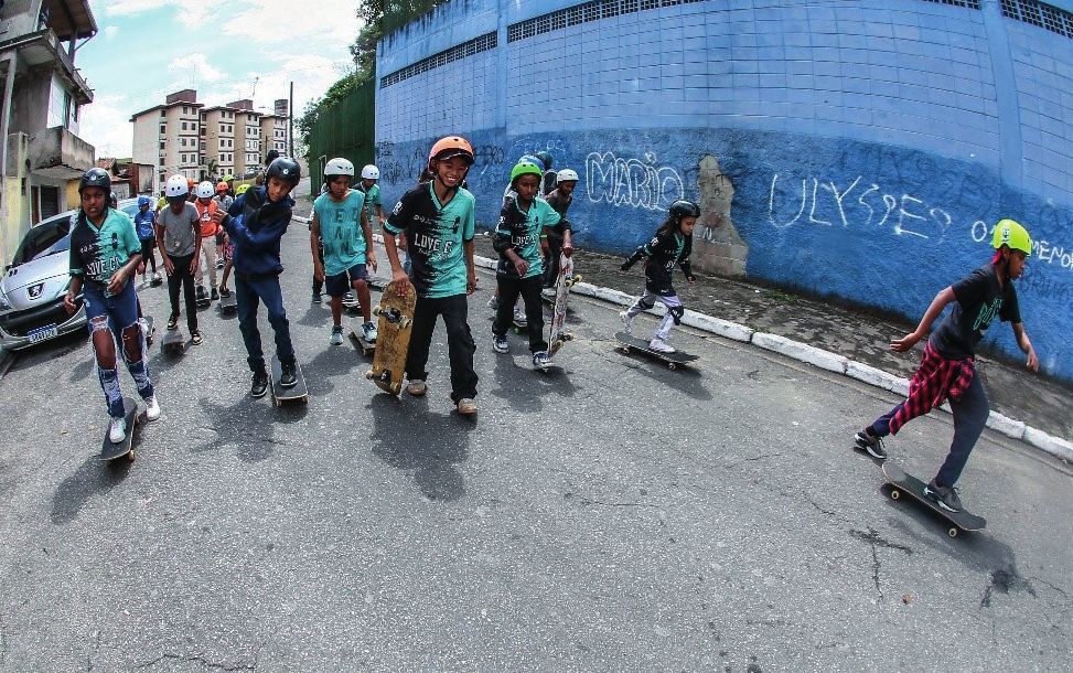 Turma de skate na quadra de Cidade Tiradentes