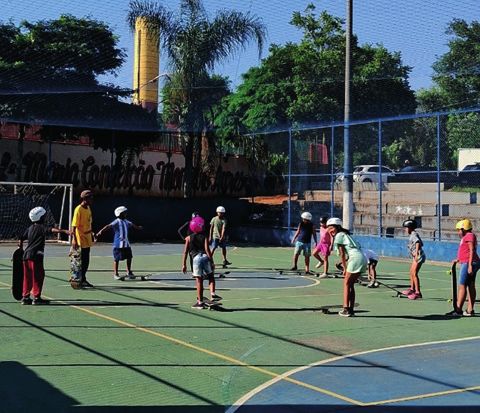 Crianças e educadores na quadra