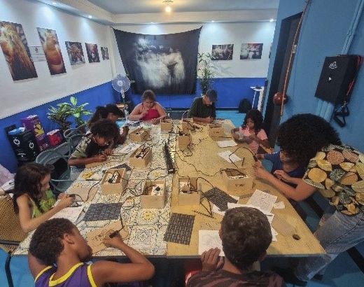 Crianças criando ao redor da mesa