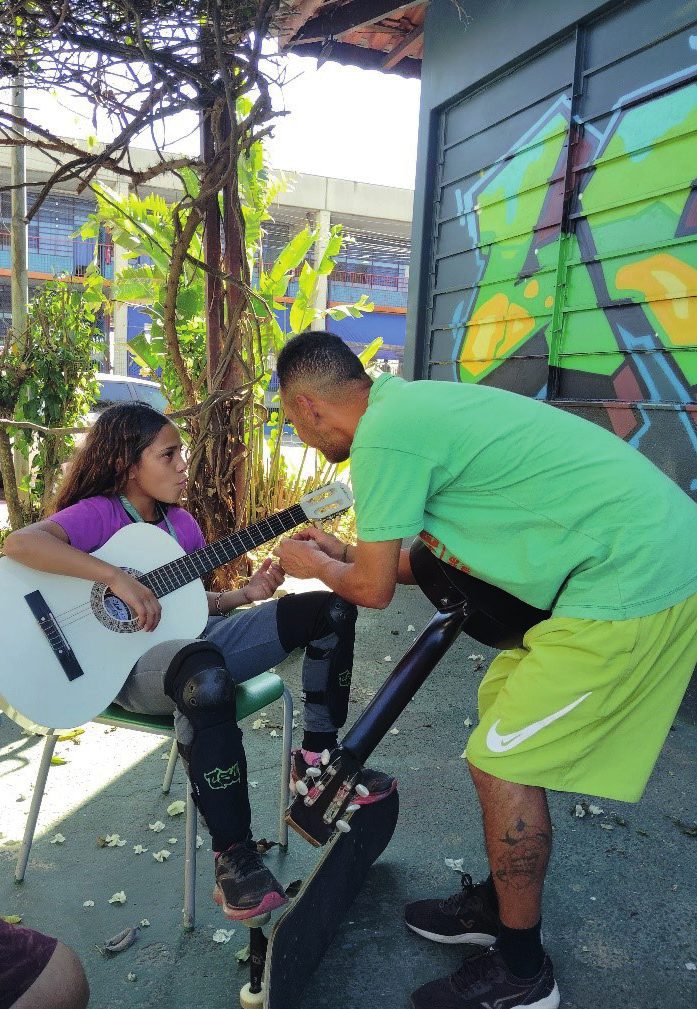 Aula de violão com educador e criança